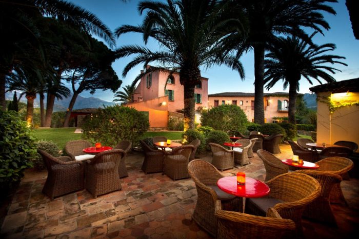 relais-chateaux-hotel-la-signoria-5-etoiles-calvi-exterieur-bar